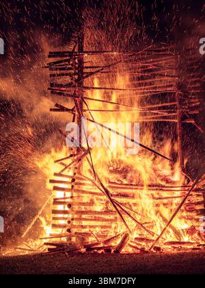 Johannisfeuer, Sonnwendfeuer in Bernried am Starnberger See, Oberbayern, Bayern, Deutschland, Europa Johannisfeuer, Sonnwendfeuer dans Bernried am Starn Banque D'Images