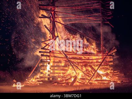 Johannisfeuer, Sonnwendfeuer in Bernried am Starnberger See, Oberbayern, Bayern, Deutschland, Europa Johannisfeuer, Sonnwendfeuer dans Bernried am Starn Banque D'Images