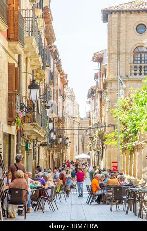 Femme pèlerine marchant le Camino de Santiago le chemin de Saint Jacques en passant par la ville de Viana Navarre Espagne Banque D'Images