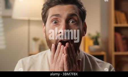 Portrait d'homme choqué gars effrayé regardant la caméra étonnante réaction choc effrayé à la maison appartement homme d'affaires caucasien effrayé ouvert Banque D'Images