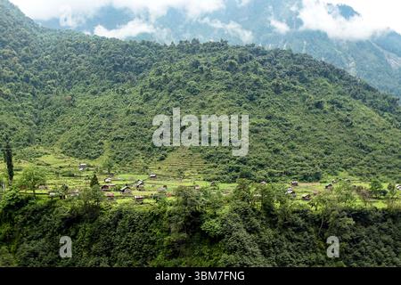 Une vue pittoresque sur la montagne d'un petit village niché dans les collines du Sikkim, Inde. Banque D'Images