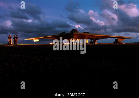 Les mécaniciens d'avions se rassemblent sur la ligne de vol pour prévoler leur bombardier Northrop B-2 Spirit avant une mission matinale à Andersen Air Force base, Guam, le 13 avril 2005. Les aviateurs et le bombardier sont déployés à partir de la 509th Bomb Wing, Whiteman Air Force base, Missouri, dans le cadre d'un déploiement Air Expeditionary Force. Photo obligatoire de Val Gempis/USAF via CNP/ABACAPRESS.COM crédit : Abaca Press/Alamy Live News Banque D'Images