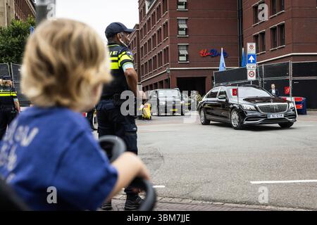 25 juin 2025. DEN HAAG - la délégation turque part de la Zeestraat à la Haye en direction du Forum mondial. Pour la première fois dans l'histoire de l'OTAN, les pays-Bas accueillent un sommet de l'OTAN. ANP LAURENS VAN PUTTEN netherlands Out - belgique Out Credit : ANP/Alamy Live News Banque D'Images