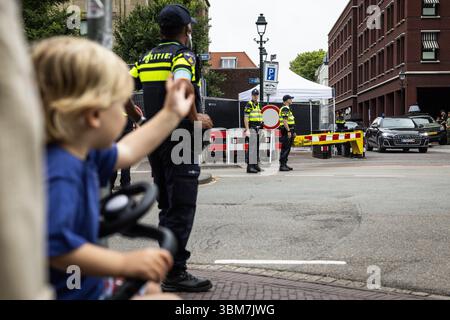 25 juin 2025. DEN HAAG - la délégation turque part de la Zeestraat à la Haye en direction du Forum mondial. Pour la première fois dans l'histoire de l'OTAN, les pays-Bas accueillent un sommet de l'OTAN. ANP LAURENS VAN PUTTEN netherlands Out - belgique Out Credit : ANP/Alamy Live News Banque D'Images