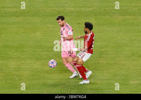 MIAMI GARDENS, FLORIDE - 14 JUIN : Lionel Messi d'Inter Miami (l) se bat pour le ballon avec Marwan Ateya d'Al Ahly (R) pendant la Coupe du monde des clubs de la FIFA Banque D'Images