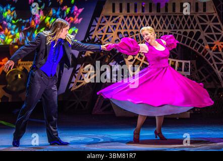 Schwerin, Allemagne. 24 juin 2025. Karen Leiber dans le rôle de Hanna Glawari et Martin Gerke dans le rôle du comte Danilo Danilowitsch chantent et dansent dans l'opérette "la Veuve joyeuse" dans la nouvelle tente de théâtre du Théâtre d'État de Mecklembourg. La pièce célèbre sa première le 27.06.2025. En raison de travaux de construction importants dans le bâtiment historique de la scène, six productions sont prévues dans la tente de théâtre dans la saison 2025/2026. En plus des pièces de théâtre, ballets, opéras et opérettes, l'Orchestre d'État de Mecklembourg jouera également ses concerts dans la tente. Crédit : Jens Büttner/dpa/Alamy Live News Banque D'Images