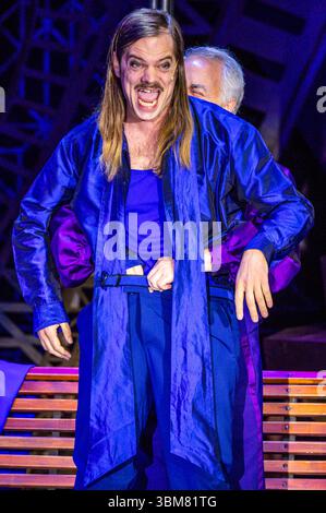 Schwerin, Allemagne. 24 juin 2025. Martin Gerke dans le rôle du comte Danilo Danilowitsch chante dans l'opérette "la Veuve joyeuse" dans la nouvelle tente de théâtre du théâtre d'État de Mecklembourg. La pièce célèbre sa première le 27.06.2025. En raison de travaux de construction importants dans le bâtiment historique de la scène, six productions sont prévues dans la tente de théâtre dans la saison 2025/2026. En plus des pièces de théâtre, ballets, opéras et opérettes, l'Orchestre d'État de Mecklembourg jouera également ses concerts dans la tente. Crédit : Jens Büttner/dpa/Alamy Live News Banque D'Images