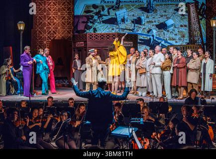 Schwerin, Allemagne. 24 juin 2025. Les solistes et le chœur chantent dans l'opérette 'la veuve joyeuse' dans la nouvelle tente de théâtre du théâtre d'État de Mecklembourg. La pièce célèbre sa première le 27.06.2025. En raison de travaux de construction importants dans le bâtiment historique de la scène, six productions sont prévues dans la tente de théâtre dans la saison 2025/2026. En plus des pièces de théâtre, ballets, opéras et opérettes, l'Orchestre d'État de Mecklembourg jouera également ses concerts dans la tente. Crédit : Jens Büttner/dpa/Alamy Live News Banque D'Images