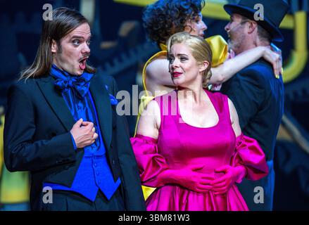 Schwerin, Allemagne. 24 juin 2025. Karen Leiber dans le rôle de Hanna Glawari et Martin Gerke dans le rôle du comte Danilo Danilowitsch chantent et dansent dans l'opérette "la Veuve joyeuse" dans la nouvelle tente de théâtre du Théâtre d'État de Mecklembourg. La pièce célèbre sa première le 27.06.2025. En raison de travaux de construction importants dans le bâtiment historique de la scène, six productions sont prévues dans la tente de théâtre dans la saison 2025/2026. En plus des pièces de théâtre, ballets, opéras et opérettes, l'Orchestre d'État de Mecklembourg jouera également ses concerts dans la tente. Crédit : Jens Büttner/dpa/Alamy Live News Banque D'Images