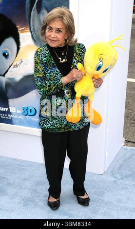 June Foray à la première de « Happy Feet Two » au Grauman's Chinese Threater à Hollywood, Los Angeles - 13 novembre 2011 Banque D'Images