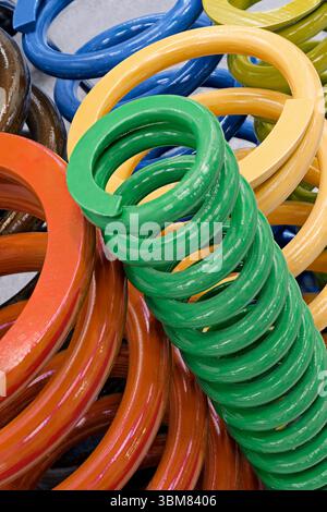 Groupe de ressorts hélicoïdaux de différentes tailles et couleurs, pièces de rechange de suspension de voiture, gros plan, fond abstrait Banque D'Images