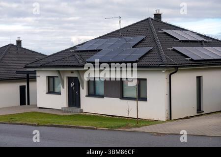 PETRVALD, TCHÉQUIE - 26 JANVIER 2024 : Nouvelle maison familiale moderne avec panneaux solaires par temps nuageux Banque D'Images