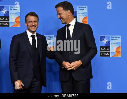 Les Hagues, pays-Bas. 25 juin 2025. Le président français Emmanuel Macron et le secrétaire général de l’OTAN Mark Rutte photographiés lors d’un sommet des chefs d’état de l’alliance militaire de l’OTAN (Organisation du Traité de l’Atlantique Nord), mercredi 25 juin 2025, à la Haye, aux pays-Bas. BELGA PHOTO ERIC LALMAND crédit : Belga News Agency/Alamy Live News Banque D'Images