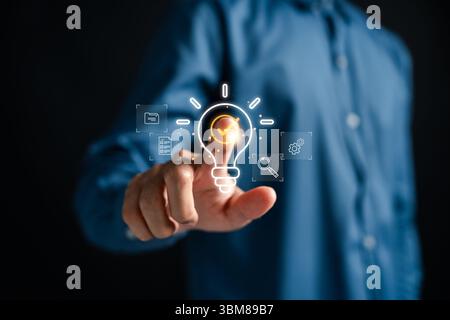 Astuce rapide d'homme d'affaires touchant l'ampoule lumineuse incandescente avec liste de contrôle, symbolisant l'idée innovante, la solution intelligente, l'amélioration de la productivité et les succes Banque D'Images
