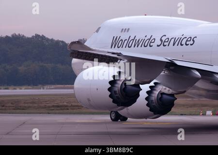 Boeing 747-8F cargo se prépare pour le départ montrant les volets étendus le long de son aile impressionnante Banque D'Images