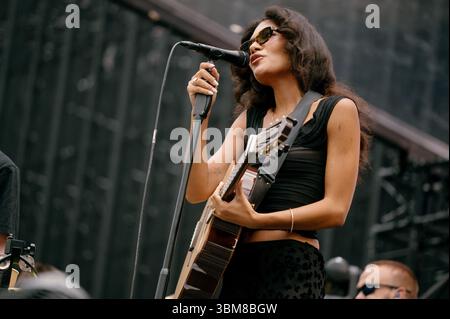 15 juin 2025 - Newcastle, Royaume-Uni : Olivia Dean se produit au lieu James' Park à Newcastle, en soutien à Sam Fender. Banque D'Images