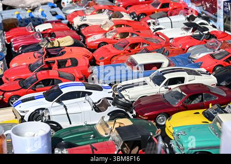 Lubeck, Allemagne, 11 mai 2025 : voitures miniatures ou voitures jouets de diverses marques à vendre pour les collectionneurs à un étal de marché aux puces par une journée ensoleillée, copie Banque D'Images