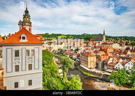 Vue de la ville intérieure de Český Krumlov sur la rivière Vltava, près du coucher du soleil, depuis le pont de Cloak au château de Český Krumlov, région de Bohême du Sud, Bohême, Tchéquie Banque D'Images