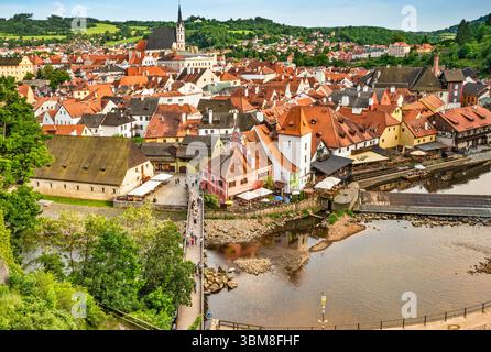 Vue de la ville intérieure de Český Krumlov sur la rivière Vltava, près du coucher du soleil, depuis le pont de Cloak au château de Český Krumlov, région de Bohême du Sud, Bohême, Tchéquie Banque D'Images