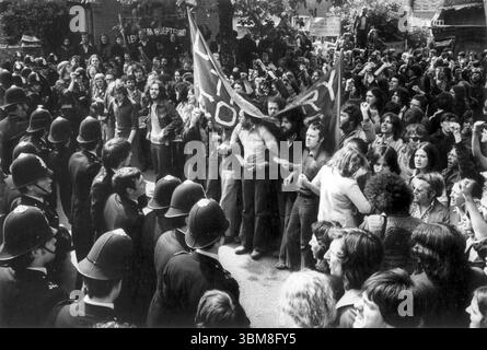 Grunwick frappe des piquets volants, les mineurs de charbon du Yorkshire et du pays de Galles manifestent en soutien aux grévistes asiatiques. Ligne de police face aux manifestants qui ont des armes liées. Willesden, Londres, Angleterre 1977 1970s UK HOMER SYKES Banque D'Images