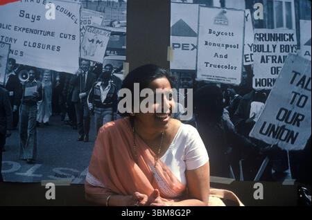 Mme Jayaben Desai, chef de file de la grève de Grunwick à Willesden North London. Vu ici lors d'un rassemblement du 1er mai sur fond de photographies en noir et blanc prises pendant la grève et le conflit du travail. Centre de Londres, Angleterre des années 1977 1970 Royaume-Uni HOMER SYKES Banque D'Images