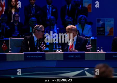 25 juin 2025, la Haye, Hollande du Sud, pays-Bas : le président AMÉRICAIN DONALD TRUMP s'entretient avec le premier ministre du Royaume-Uni KEIR STARMER. Le 25 juin 2025, des dirigeants et des représentants des 32 pays de l'OTAN se sont réunis au Forum mondial de la Haye, aux pays-Bas, pour participer au Sommet de l'OTAN. Les sujets de préoccupation de cette année étaient les conflits au moyen-Orient, en Ukraine, les contributions annuelles des États membres, et des sujets plus larges de dissuasion et de défense, de cybersécurité et de défense collective en vertu de l’article 5 du Traité de l’Atlantique Nord. (Crédit image : © James Petermeier/ZUMA Press Wire Banque D'Images