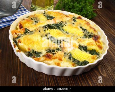 Gratin de poisson - saumon aux épinards Banque D'Images