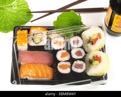 Fort avec différents Sushi et Wasabi sur fond blanc Banque D'Images