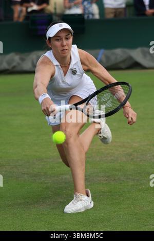 Londres, Royaume-Uni. 25 juin 2025. LOUISA CHIRICO, des États-Unis, lors du match contre T. Townsend, des États-Unis, en qualification pour les Championnats 2025 à Wimbledon AELTC à Londres. (Crédit image : © Marcin Cholewinski/ZUMA Press Wire) USAGE ÉDITORIAL SEULEMENT ! Non destiné à UN USAGE commercial ! Banque D'Images
