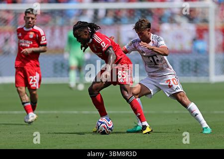 24 juin 2025 : Charlotte, NC, USA : Renato Sanches de SL Benfica défié par Tom Bischof du FC Bayern Munich, lors du match entre SL Benfica et FC Bayern Munich, pour le 3ème tour du groupe C pour la Coupe du monde des clubs FIFA 2025, au Bank of America Stadium Banque D'Images