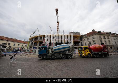 Varsovie, Pologne. 24 juin 2025. Des camions de ciment sont vus sur un chantier de construction à Varsovie, en Pologne, le 24 juin 2025. (Photo de Jaap Arriens/Sipa USA) crédit : Sipa USA/Alamy Live News Banque D'Images