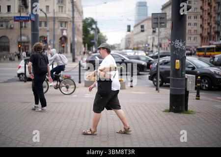 Varsovie, Pologne. 24 juin 2025. Un homme portant des dlowers est vu à Varsovie, en Pologne, le 24 juin 2025. (Photo de Jaap Arriens/Sipa USA) crédit : Sipa USA/Alamy Live News Banque D'Images