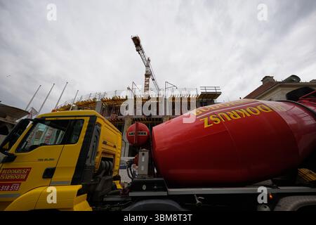 Varsovie, Pologne. 24 juin 2025. Un camion de ciment est vu sur un chantier de construction à Varsovie, en Pologne, le 24 juin 2025. (Photo de Jaap Arriens/Sipa USA) crédit : Sipa USA/Alamy Live News Banque D'Images