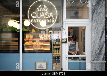 Varsovie, Pologne. 24 juin 2025. Une jeune femme est vue travailler dans une boulangerie à Varsovie, en Pologne, le 24 juin 2025. (Photo de Jaap Arriens/Sipa USA) crédit : Sipa USA/Alamy Live News Banque D'Images