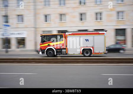 Varsovie, Pologne. 24 juin 2025. Un camion de pompiers roule à dans le district de Wola à Varsovie, en Pologne, le 24 juin 2025. (Photo de Jaap Arriens/Sipa USA) crédit : Sipa USA/Alamy Live News Banque D'Images