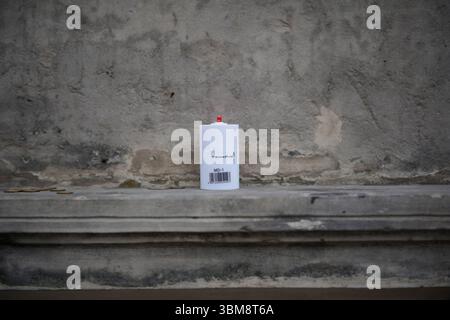 Varsovie, Pologne. 24 juin 2025. Une bougie électronique est vue près d'une église à Varsovie, en Pologne, le 24 juin 2025. (Photo de Jaap Arriens/Sipa USA) crédit : Sipa USA/Alamy Live News Banque D'Images