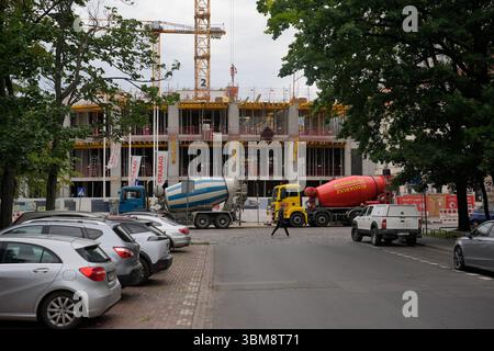 Varsovie, Pologne. 24 juin 2025. Des camions de ciment sont vus sur un chantier de construction à Varsovie, en Pologne, le 24 juin 2025. (Photo de Jaap Arriens/Sipa USA) crédit : Sipa USA/Alamy Live News Banque D'Images