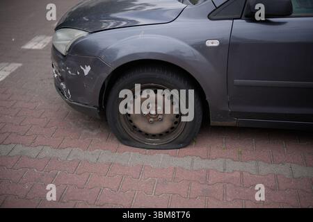 Varsovie, Pologne. 24 juin 2025. Une voiture avec un pneu crevé est vue à Varsovie, en Pologne, le 24 juin 2025. (Photo de Jaap Arriens/Sipa USA) crédit : Sipa USA/Alamy Live News Banque D'Images