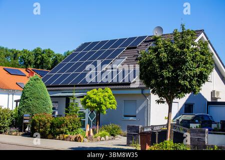Maison familiale unique avec système solaire ou système photovoltaïque Banque D'Images