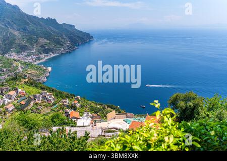 Ravello superbe vue sur la côte amalfitaine, les maisons à flanc de colline rencontrent la mer Tyrrhénienne. Banque D'Images