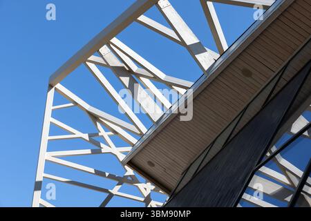 Une perspective fascinante d'un bâtiment moderne avec des dessins géométriques par une journée claire et lumineuse Banque D'Images