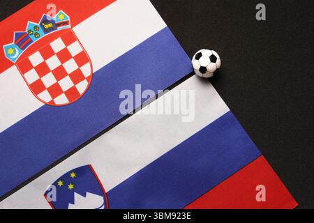 Croatie vs Slovaquie, match de football avec drapeaux nationaux Banque D'Images