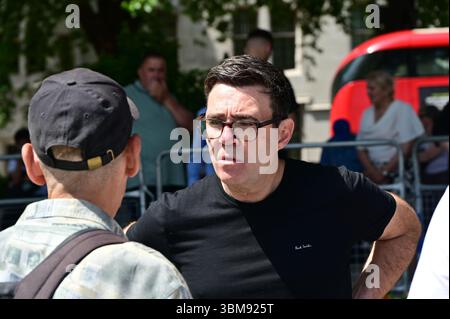 LONDRES, ROYAUME-UNI. 25 juin 2025. Andy Burnham, politicien britannique parle aux victimes de la surveillance dans l'application de la loi criminelle « VOIX » pour la famille appelle à la justice pour le fils tué par un prisonnier lors d'une manifestation de probation sur la place du Parlement. La famille exige que le système de probation soit modifié. Il y a trop de prisonniers violents qui récidivent pendant leur probation en raison de négligence de la part des agents de probation à Londres, au Royaume-Uni. (Photo de 李世惠/Voir Li/Picture Capital) crédit : Voir Li/Picture Capital/Alamy Live News Banque D'Images