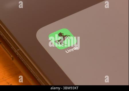 Application Lloyds Bank sur smartphone - C'est une grande banque britannique de détail et commerciale et fait partie de Lloyds Banking Group plc Banque D'Images