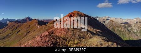 S'élevant derrière le sommet rouge du Colorado 13er Willoughby Mountain cinq de la chaîne Elk Range 14ers peuvent être vus dans ce panorama tôt le matin. Banque D'Images