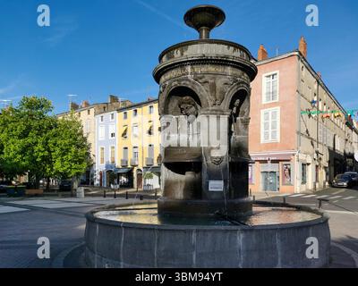 La place des fontaines d'Issoire (place de la République) dispose d'une fontaine ornée entourée de charmants bâtiments. Puy de Dome. Auvergne. France Banque D'Images