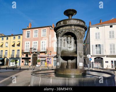 La place des fontaines d'Issoire (place de la République) dispose d'une fontaine ornée entourée de charmants bâtiments. Puy de Dome. Auvergne. France Banque D'Images