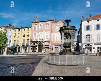 La place des fontaines d'Issoire (place de la République) dispose d'une fontaine ornée entourée de charmants bâtiments. Puy de Dome. Auvergne. France Banque D'Images