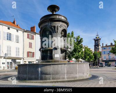 La place des fontaines d'Issoire (place de la République) dispose d'une fontaine ornée entourée de charmants bâtiments. Puy de Dome. Auvergne. France Banque D'Images