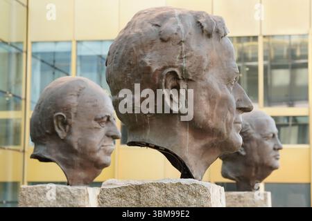 Bustes du président américain George H. W. Bush, du chancelier allemand Helmut Kohl et du dirigeant soviétique Mikhail Gorbatschow devant le bâtiment Axel Springer Banque D'Images